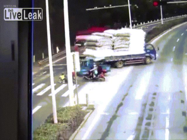 Đứng tim clip bé ngồi xe đẩy bị cuốn vào gầm ôtô tải