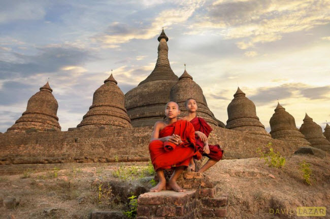 Hai chú tiểu ngồi giữa không gian yên tĩnh gần những ngôi&nbsp;đền cổ ở Mrauk U.