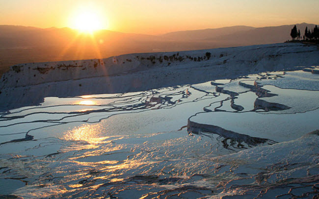 Hồ bơi khoáng tự nhiên Pamukkale được hình thành từ một dạng đá trầm tích lắng đọng&nbsp;trong nhiều niên kỷ. Một chuỗi những nhũ đá đá vôi trắng tinh xếp lớp như vỏ sò khiến nơi đây được mệnh danh là “lâu đài bông” của Thổ Nhĩ Kỳ.