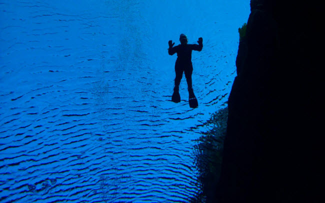 Nằm trong vườn quốc gia Þingvellir ở Iceland, khe Silfra được cho là nơi duy nhất trên trái đất con người có thể chạm tay vào hai lục địa Á Âu và Bắc Mỹ cùng lúc. Đây cũng là khu vực có nước trong nhất thế giới. Tổ chức UNESCO đã công nhận khe Silfra là di sản thế giới về cả giá trị văn hóa, lịch sử cũng như tự nhiên và địa chất.