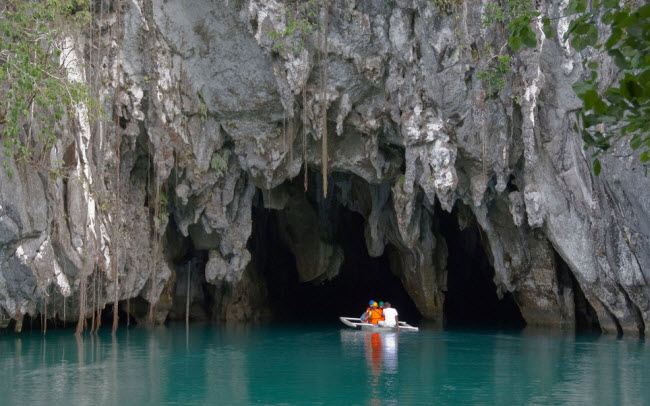 Nằm trên đảo Palawan ở Philippines, Puerto Princesa là dòng sông ngầm dài nhất trên thế giới. Nó chảy ra biển đông qua hệ thống hang động dài 24km. Vườn quốc gia xung&nbsp;quanh đã được UNESCO công nhận là di sản thế giới nhờ có hệ sinh thái đa dạng gồm hơn 800 loài thực vật, 165 loài chim và 30 loài động vật có vú.