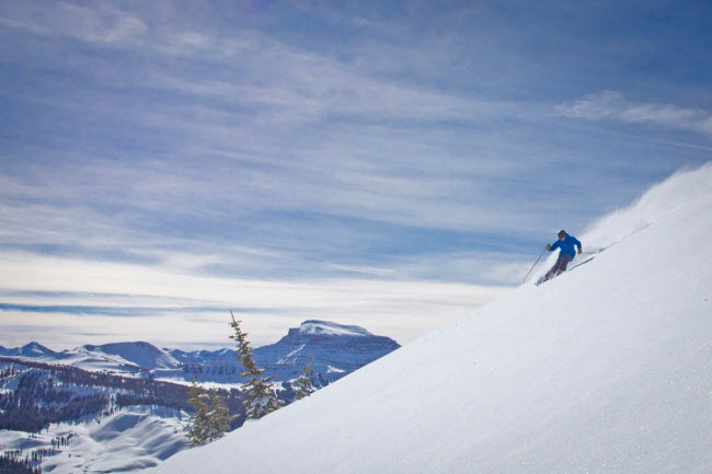 Các thành viên của Yellowstone Club cũng được phép tiếp cận khu trượt tuyết công cộng rộng lớn tại khu nghỉ dưỡng Big Sky gần đó.