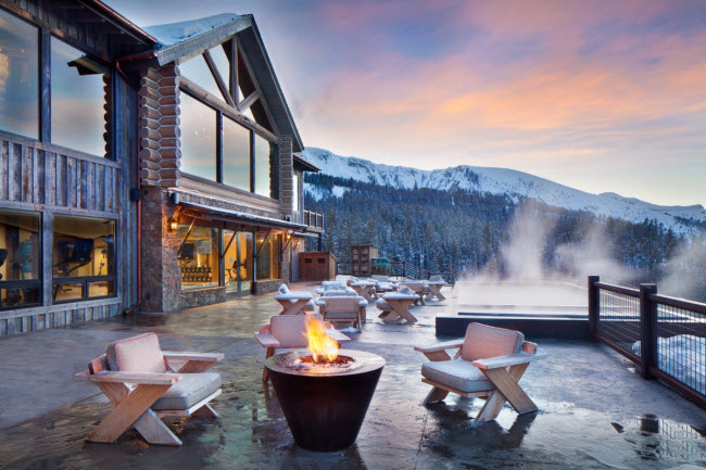 Toàn cảnh bên ngoài khu tổ hợp Rainbow Lodge trong khu nghỉ dưỡng Yellowstone Club.