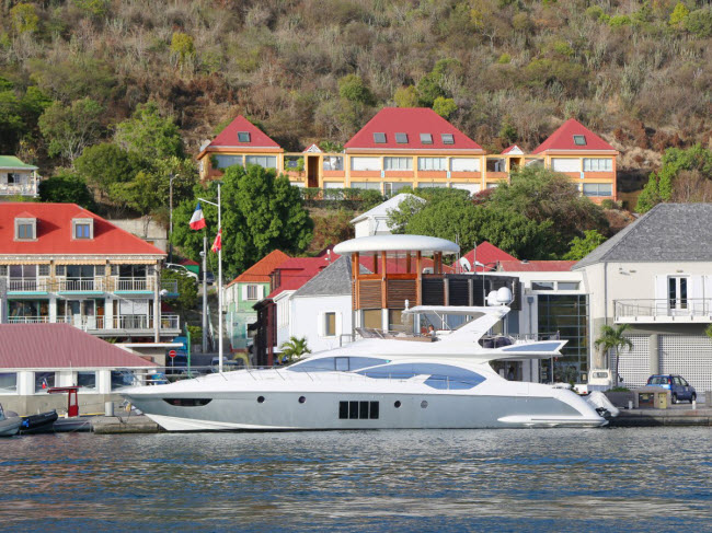 Du thuyền là phương tiện di chuyển phổ biến&nbsp;tại đảo St. Barts và bạn có thể thấy người nổi tiếng xuất hiện trên du thuyền của họ.