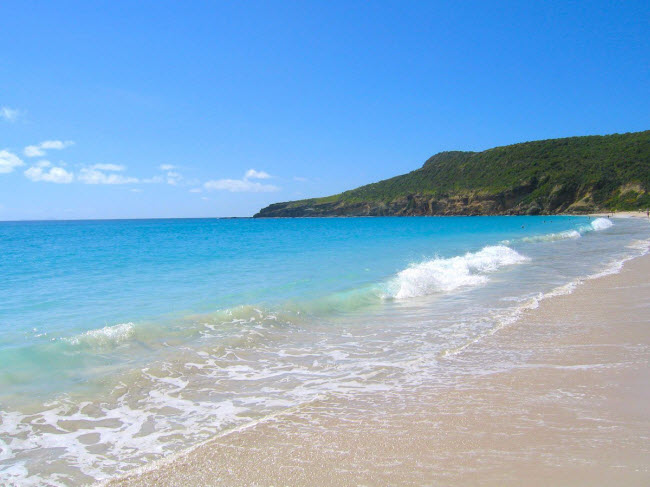 Hòn đảo vùng Caribbe này có nhiều bãi biển đẹp và yên tĩnh ngay cả vào mùa cao điểm du lịch. Hai bãi biển nổi tiếng nhất là Saline Beach và Colombier Beach.