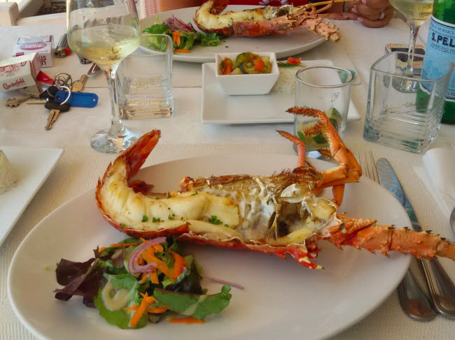 Nhà hàng La Langouste gây ấn tượng với các món ăn kết hợp giữa phong cách Pháp và Tây Ban Nha cũng như hải sản tươi sống. Những thực khách ưa thích tôm hum chắc chắn không thể bỏ qua nhà hàng này.