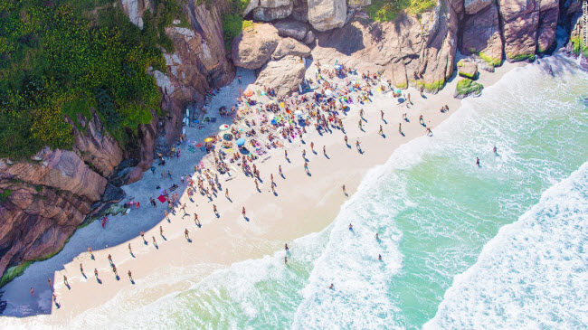 Tới thành phố Rio de Janeiro ở Brazil, mọi người đều biết đến bãi biển Ipanema và Copacabana. Nếu bạn khám phá ngoài khu vực này, đó sẽ là thế giới hoàn toàn khác. Bãi biển Joatinga là nơi gặp gỡ giữa rừng và biển.