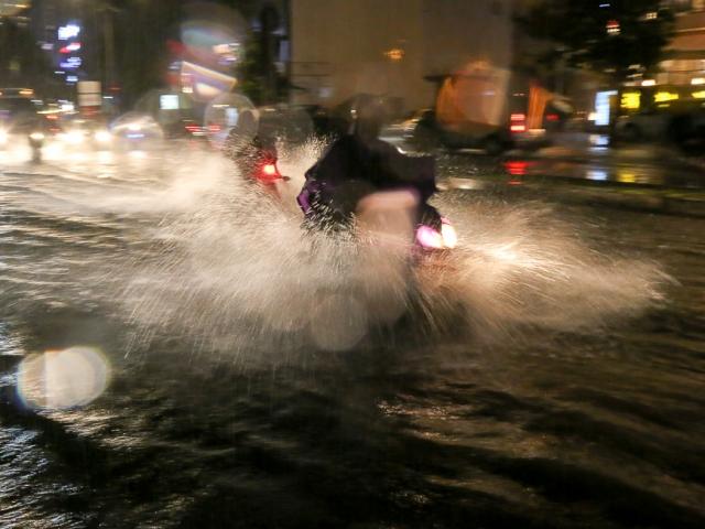 Có “quái vật” hút nước, đường phố SG vẫn thành “sông” sau cơn mưa