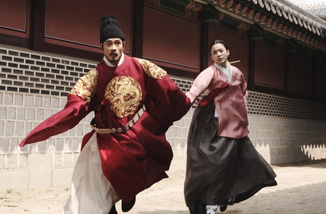 Sau khi đóng chung với nữ diễn viên Han Hyo Joo trong bộ phim &#34;King of Chosun&#34;, Lee Byung Hun một lần nữa bị nghi hẹn hò.