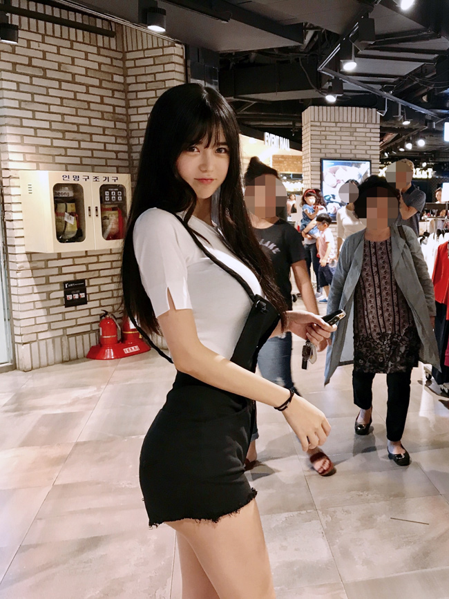 Khi đi shopping, đi xem phim... Lee Soo Bin ăn mặc cũng rất sành điệu.