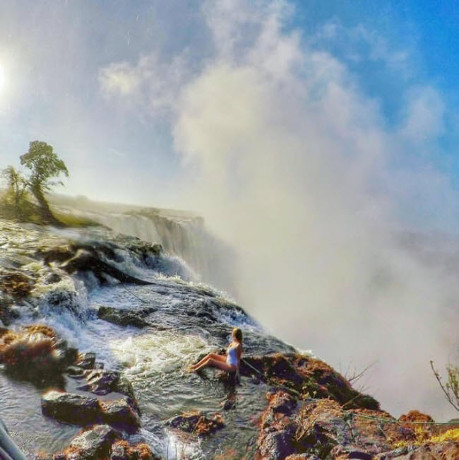 Hồ bơi Tử thần, Zambia: Giống như tên gọi, bể bơi vô cực tự nhiên nhìn xuống thác Victoria vô cùng nguy hiểm và chỉ dành cho những du khách gan dạ.