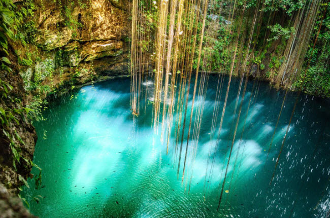 Hố Ik Kil, Chichen Itza, Mexico: Bán đảo Yucatán ở Mexico có nhiều hồ&nbsp;bơi tự nhiên, nhưng đẹp nhất trong số này là Ik Kil, vì nó được bao quanh bởi rừng nhiệt đới và nằm ngay cạnh khu khảo cổ nổi tiếng Chichen Itza.