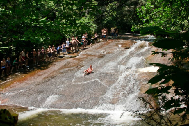 Đá trượt, North Carolina, Mỹ: Đây được coi là công viên nước tự nhiên ấn tượng nhất thế giới. Vào mùa hè, bạn sẽ thấy hàng trăm người trượt xuống tấm đá dài khoảng 18m.