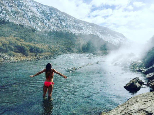 Sông nước sôi, Montana, Mỹ: Nằm trong vùng vành đai của công viên quốc gia Yellowstone, sông nước sôi là một trong những địa điểm du lịch hấp dẫn ở bang Montana. Du khách có thể ngâm mình trong nước ấm trong khi ngắm cảnh thiên nhiên.