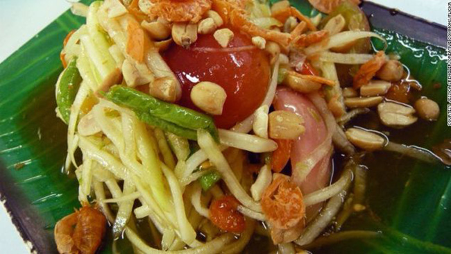 46. Som tam – Thái Lan:

Đây là món salad nổi tiếng nhất Thái Lan, sự kết hợp hoàn hảo của tỏi, ớt, nước ép me, nước mắm, đậu phộng, tôm khô, và chua, nước chanh, đường mía, đậu đũa và đu đủ xanh. Som tam thường ăn kèm với cơm nếp.