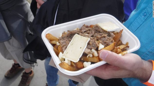 44. Poutine - Canada:

Khoai tây chiên được phủ sốt phô mai béo ngậy và nước sốt thịt. Mặc dù trông không mấy đẹp mắt nhưng khi kết hợp tất cả bạn sẽ có một món ăn tuyệt vời với hương vị bùng nổ trong miệng. Những người bản địa khuyên rằng món ăn này tuyệt nhất khi thưởng thức lú 3 giờ sáng, sau khi đã làm vài ly bia suốt cả đêm.