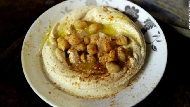 36. Hummus – Trung Đông:

Món khai vị hấp dẫn này làm từ đậu gà, tỏi, nước chanh và sốt tahini và nhanh chóng trở nên nổi tiếng khắp thế giới. Hummus có thể ăn cùng bánh mì, thịt và rau.