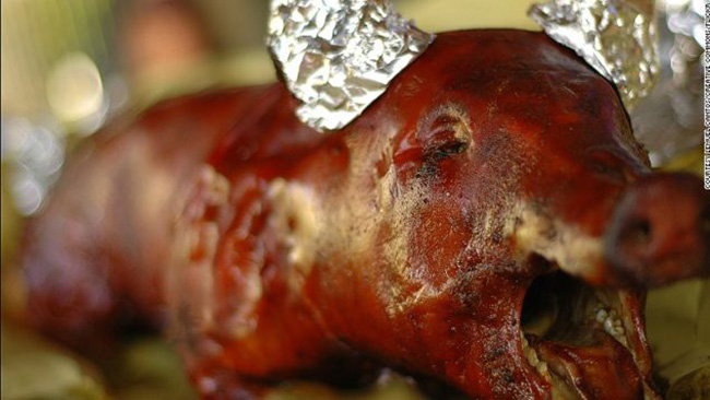 27. Lechon – Philippines:

Món ăn truyền thống đặc sắc này là một con lợn sữa được nướng từ từ với lửa than củi trong vài giờ, quá trình này giúp thịt mềm và da giòn hơn. Lechon thường được chuẩn bị vào những dịp lễ lớn trong năm.