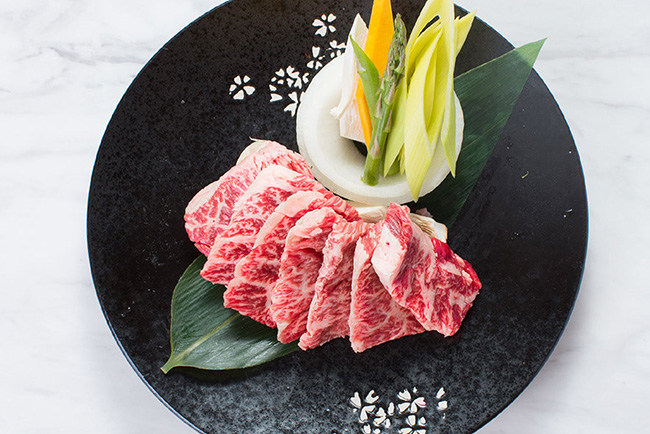 29. Thịt bò Wagyu – Nhật Bản

Thịt bò Wagyu từ trang trại Takara đã được hoàng gia Nhật Bản công nhận là một trong những loại thịt bò tốt nhất trong suốt 400 năm qua. Những miếng thịt bò được phục vụ theo kiểu sashimi, phủ lên trên là nước chanh, muối biển và trà xanh. Mỗi miếng thịt đều như tan chảy trong miệng để lại dư vị ngọt ngào ngon tuyệt hảo.