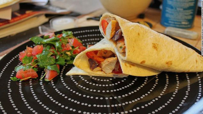 26. Fajitas – Mexico:

Đây là một món ăn tự phục vụ hấp dẫn, nhất là cho những người đam mê làm đồ thủ công. Bước 1: nướng thịt chín kỹ trên bếp lửa đang cháy xèo xèo. Bước 2: Xếp thịt vào lớp vỏ bánh tortilla nóng hổi cùng với sốt ớt, hành tây, kem chua và số salsa. Bước 3: cắn ngập răng một miếng bánh hấp dẫn với phần nhân đa dạng mà bạn đã tự tay chuẩn bị. Bước 4: lặp lại tới khi bạn ăn phát chán thì thôi. &#40;Mời độc giả đón đọc phần tiếp theo vào 13h ngày 4/10&#41;.