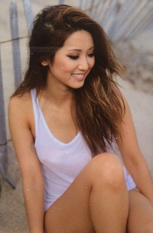 Brenda Song rất thích thời trang, nhờ đó gu ăn mặc của cô cũng rất tươi trẻ.