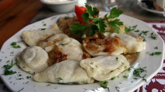 Pierogi – Ba Lan: Đây là một loại bánh hấp của Ba Lan có nhân là mọi loại đồ bạn thích, từ khoai tây, dưa cải, phô mai tới thịt hoặc thậm chí trái cây, phủ lên trên là một lớp bơ mềm, kem chua và hành phi.