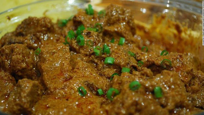 Rendang – Indonesia: Thịt bò được hầm nhừ cùng nước cốt dừa và hỗn hợp cỏ chanh, riềng, tỏi, nghệ, gừng và ớt trong nhiều tiếng đồng hồ. Món ăn này sẽ khiến bạn ấm lòng trong những ngày trời trở gió.