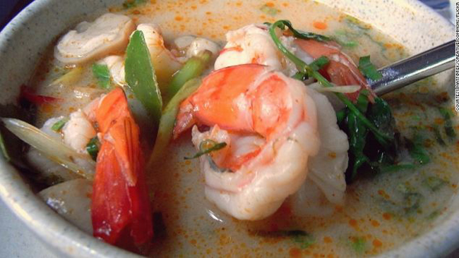 Tom yum – Thái Lan: Món ăn nổi tiếng nhất xứ Chùa Vàng này làm từ tôm, nấm, cà chua, cỏ chanh và riềng nấu cùng nước cốt dừa và kem. Mặc dù có giá rất rẻ nhưng tom yum vẫn ngon tuyệt với đầy đủ các vị chua, cay, mặn, ngọt hấp dẫn.