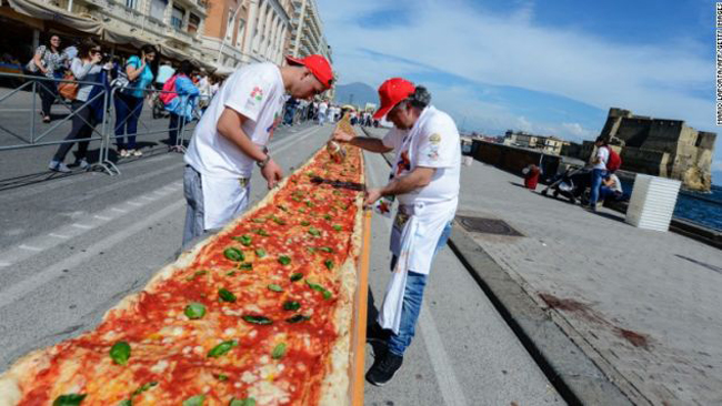 Pizza – Ý: Lớp đế bánh nóng giòn và phủ lên trên là mọi loại nhân mà bạn muốn. Xúc xích, phô mai, thịt hun khói, bò băm, thậm chí chocolate và kẹo dẻo cho một chiếc pizza ngọt, không gì có thể giới hạn được món bánh cực hấp dẫn này.