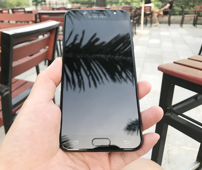 Màn hình kích thước 5,5 inch độ phân giải Full HD, dùng công nghệ Super AMOLED cho chất lượng hình ảnh rực rỡ, ấn tượng trên mọi tác vụ.