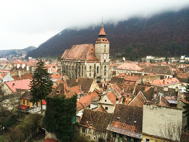 Braşov, Rumania

Braşov là một thành phố nằm ở Transylvania của Rumani, một đất nước rất nổi tiếng về những lâu đài cổ, bầu trời mù sương, các thị trấn và làng mạc duyên dáng. Mặc dù được phân loại là một thành phố, Braşov giống như một thị trấn nhỏ hơn . Khi leo lên ngọn đồi có biển chữ Brasov giống biển báo ở Hollywood, bạn có thể khám phá lâu đài Bran &#40;còn gọi là lâu đài của Dracula&#41; và lâu đài Peles được cho là 2 trong những lâu đài đẹp nhất châu Âu.