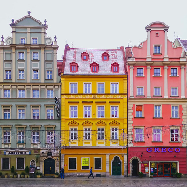 Wroclaw, Ba Lan

Được coi là thị trấn đẹp nhất ở Ba Lan, Wroclaw có đầy đủ các nét duyên dáng mà bạn rất dễ nhận thấy. Các tòa nhà sáng sủa và vui tươi, với những người dân địa phương thân thiện và nhất các chuyến thám hiểm thú vị xung quanh khu phố cổ.