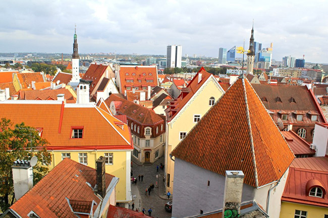 Tallinn, Estonia

Nằm trên biển Baltic, chỉ cần di chuyển theo một chuyến phà thuận lợi từ Helsinki Phần Lan đến. Tallinn là một viên ngọc ẩn mình của đất nước Estonia. Đây là một trong những thành phố nổi bật nhất&nbsp; như kết nối giữa không khí, đất liền và biển cả.