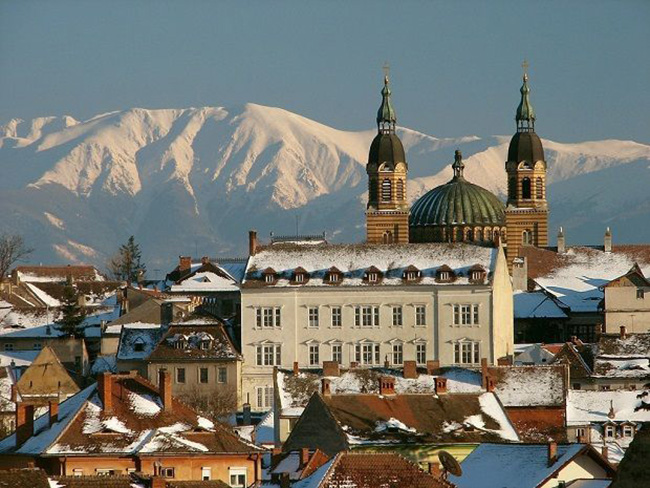 Sibiu, Romania

Một trong những thành phố đáng ngạc nhiên nhất của Đông Âu. Thành phố nhỏ đầy quyến rũ với những con phố xinh xắn và những lâu đài như ẩn hiện trước dãy núi phủ đẩy tuyết.