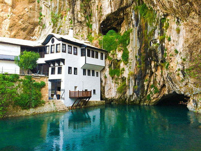 Blagaj, Bosnia &amp; Herzegovina

Blagaj là một thị trấn nhỏ xinh đẹp ở Bosnia &amp; Herzegovina. Điểm thu hút lớn nhất của thị trấn, là những cuộc leo núi ngoạn mục với phong cảnh tuyệt vời. Thị trấn là một cơ hội tuyệt vời để du khách tận hưởng lòng hiếu khách của những người dân thân thiện, và thưởng thức ẩm thực độc đáo cũng như những ngôi nhà trọ với kiến trúc cổ xưa nằm sát vách núi và mép hồ nước trong veo. Một khung cảnh quá nên thơ.