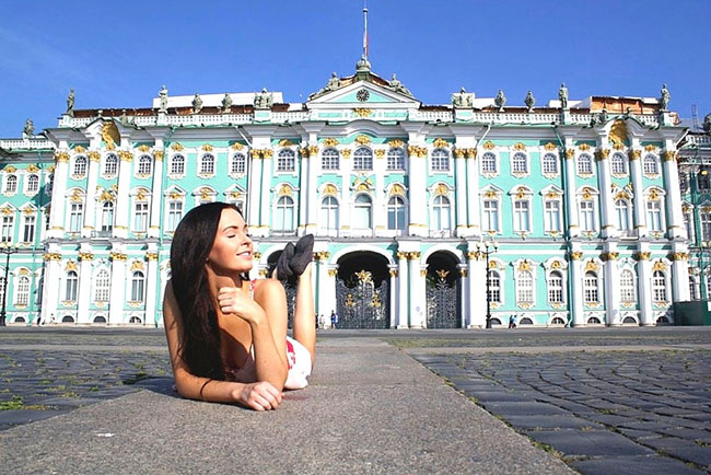 St Petersburg, Nga

Thủ đô cũ của Nga, St Petersburg luôn được ca ngợi là một thành phố có nhiều kiến trúc cổ đẹp tuyệt vời. Thật không hổ thẹn với những lời ngợi ca, St Petersburg, thành phố đầy sự mê hoặc của lịch sử Hoàng gia Nga xứng đáng với những lời khen có cánh này! Thành phố được viền bằng những con kênh lớn hơn nhiều so với những gì bạn thấy ở Venice và những con phố đầy những kiến ​​trúc đáng kinh ngạc sẽ khiến du khách cảm thấy hoàn toàn hài lòng vì đã có mặt tại nơi đây.