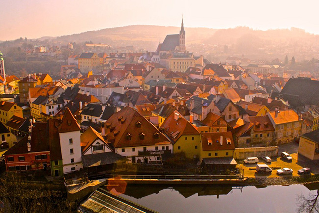 Cesky Krumlov, Cộng hòa Séc

Thị trấn nhỏ quyến rũ này như được tách ra khỏi cuốn truyện cổ tích. Các mái nhà bằng đất nung lấp lánh trong ánh mặt trời mùa hè, trong khi mùa đông chúng thường được bao phủ bởi một lớp tuyết phủ dày. Xa xa là những chóp nhọn của nhà thờ nổi bật trong ánh hoàng hôn.