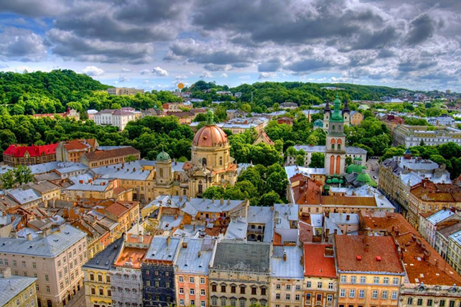 Lviv, Ukraina

Được công nhận là Di sản Thế giới của UNESCO, thành phố Lviv thuộc Ukraina không giống bất cứ nơi nào bạn từng đến thăm. Thành phố này là duyên dáng và vô cùng quyến rũ với những công viên cây xanh tươi tốt và các đường phố đầy màu sắc cũng những kiến ​​trúc hấp dẫn.