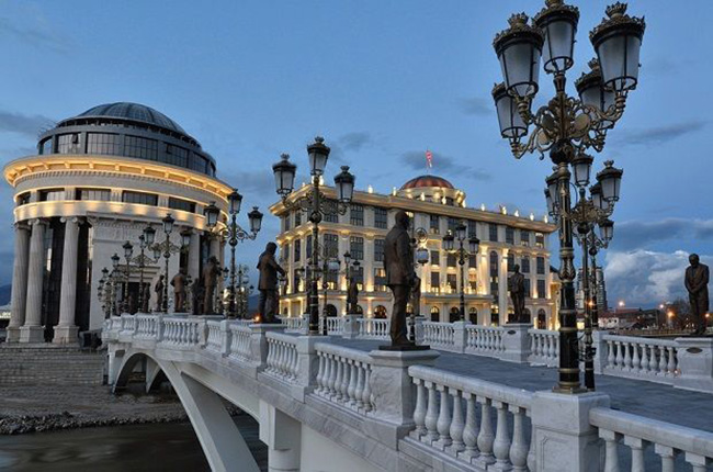 Skopje, Macedonia

Skopje là một trong những thành phố nhỏ quyến rũ nhất châu Âu. Trong suốt các thế kỷ qua, Skopje bị ảnh hưởng bởi những chế độ khác nhau khiến cho kiến trúc nơi này bị ảnh hưởng từ Đế quốc La Mã cho đến thời phục hưng. Tại nơi đây du khách tha hồ chiêm ngưỡng vẻ đẹp cổ điển này từ những cây cầu, nhà thờ mái vòm, đèn đường…