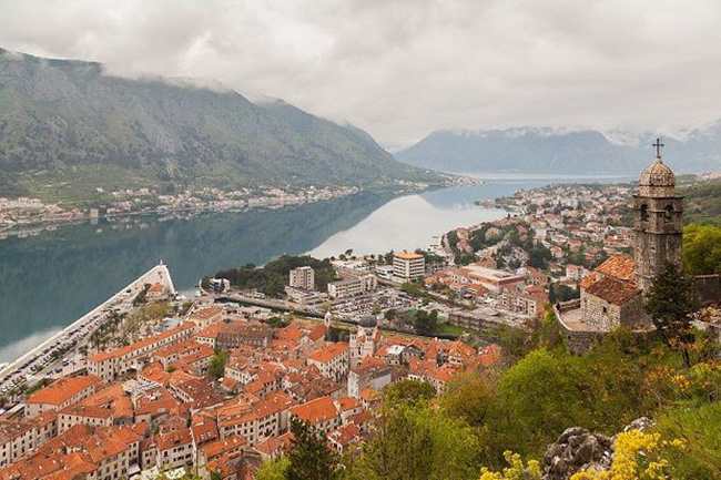 &nbsp;Kotor, Montenegro

Thuộc khu vực Balkans, thành phố Kotor ở Montenegro nằm sát ngay bên vịnh và được du khách thăm quan ghé tới nhiều hơn so với Dubrovnik gần đó. Thành phố này là một viên đá quý tuyệt vời để khám phá&nbsp; với những dãy nhà lô nhô mái đỏ rực và những nhà thờ cổ với tháp chuông cao vút trên nền trời xanh ngắt.