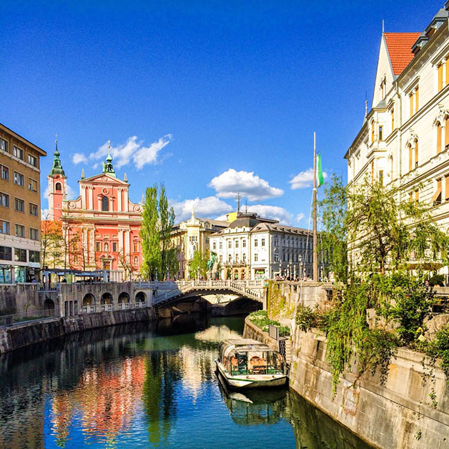 Ljubljana, Slovenia

Nếu bạn đến thăm Ljubljana hãy ghé qua Hồ Bled rất nổi tiếng. Mặc dù chỉ là một thành phố nhỏ xíu nhưng vẫn gây ấn tượng cho du khách với con phố xinh xắn đầy màu sắc nằm hai bên bờ kênh.