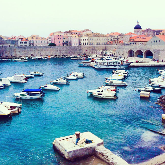 Dubrovnik, Croatia

Trong vài năm gần đây Dubrovnik đã trở thành điểm đến du lịch cực kỳ phổ biến đưa Croatia vào bản đồ của những người thích lang thang. Có rất nhiều điều để khám phá dọc theo thành phố bờ biển này của Croatia.