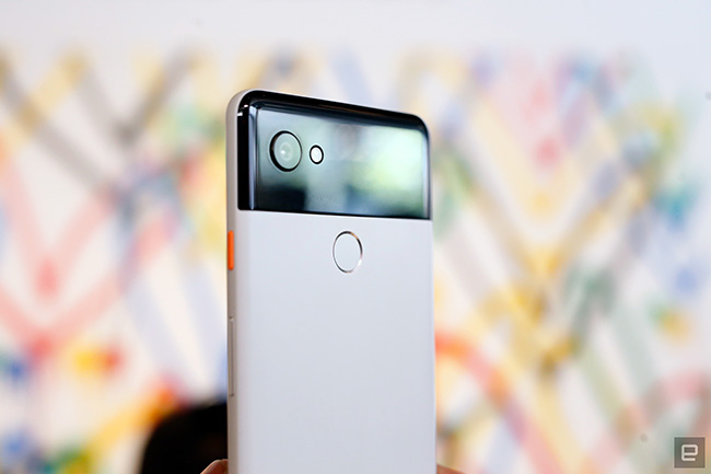 Giống như tiền nhiệm, Google trang bị máy quét vân tay ở mặt sau Pixel 2.