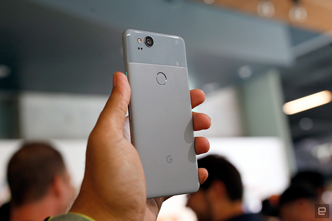 Giá bán cho Pixel 2 &#40;64 GB&#41; là 649 USD, còn Pixel 2 XL &#40;64 GB&#41; là 849 USD.