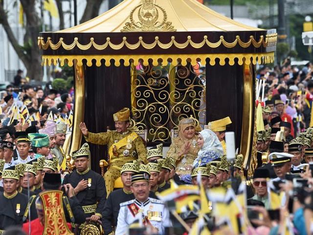 Quốc vương Brunei diễu phố trên xe mạ vàng lóng lánh