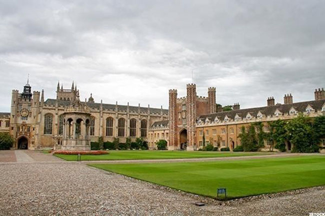 Hạng 8: Trường đại học Cambridge được mệnh danh là học viện nghiên cứu hàng đầu thế giới. Nhà khoa học Charles Robert Darwin, nhà báo kiêm doanh nhân Arianna Huffington, thái tử Charles của hoàng gia Anh đều từng theo học ngôi trường này. Các lĩnh vực đào tạo nổi tiếng của trường bao gồm toán học, vật lý, y học, luật pháp và thương mại.