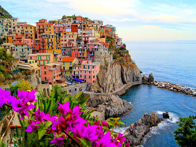 Manarola, Ý: Manarola, Italy là một trong những thị trấn Cinque Terre nổi tiếng với các ngôi nhà đủ màu sắc rực rỡ long lanh được xây dựng sát vào các vách núi đá dọc theo bờ biển Địa Trung Hải. Thị trấn chuyên về đánh cá này nổi tiếng với đặc sản rượu tự chế ngon tuyệt vời.&nbsp;