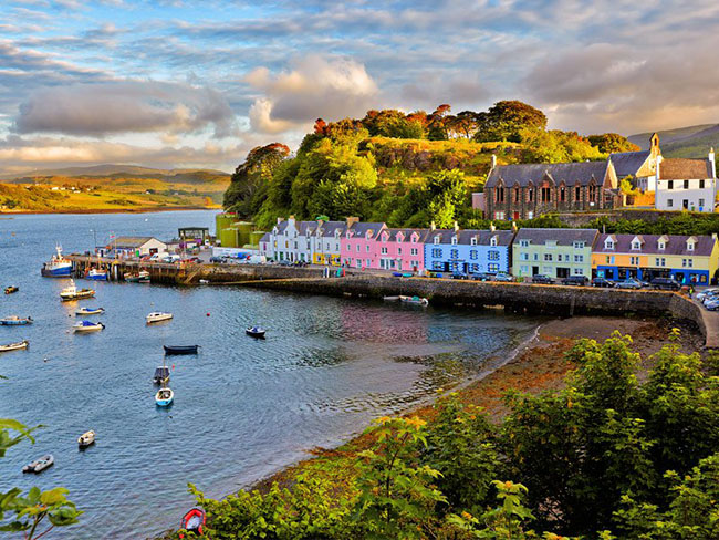 Portree, Scotland: Portree là thị trấn lớn nhất trên đảo Isle of Skye của Scotland, nó còn là một hải cảng nhộn nhịp cũng như một trung tâm văn hóa thịnh vượng, mặc dù dân số ít hơn 2.500 người. Bến cảng là điểm nhấn, có nhiều quán rượu, nhà hàng hải sản và có tầm nhìn ngoạn mục quanh vịnh.