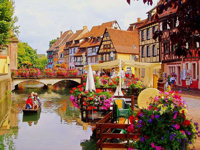 Colmar, Pháp: Thị trấn Colmar, Pháp được xây dựng từ thế kỷ thứ 9. Ngôi làng cổ xinh đẹp được bảo tồn rất tốt này cũng được coi là thủ đô của rượu vang trong khu vực, được biết đến với hương vị đầy tinh tế của nó. Nhiều phong cách kiến trúc cổ cũng có thể được nhìn thấy tại nơi đây, từ kiến trúc kiểu neo-baroque Pháp đến Gothic Đức.