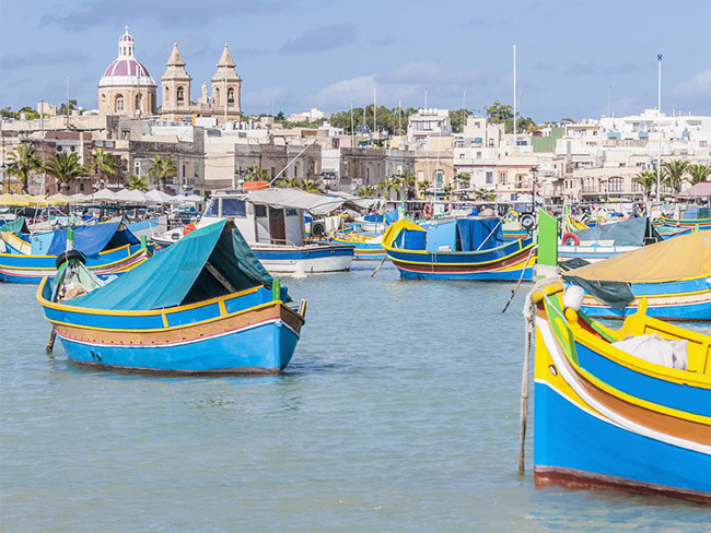 Marsaxlokk, Malta: Marsaxlokk nổi tiếng tại các thị trường ẩm thực với một loạt các loài cá, bao gồm món cá yêu thích của địa phương, Lampuki. Với môi trường xung quanh yên tĩnh, và những cánh thuyền buồm truyền thống của luzzu được xây dựng theo thiết kế bắt đầu từ thời Phoenicians, Marsaxlokk là một nơi đặc biệt quyến rũ để ghé thăm.